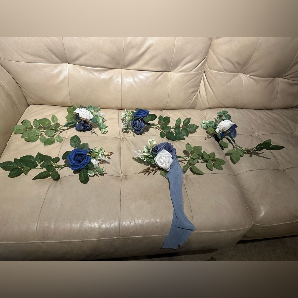 Decorative artificial flowers